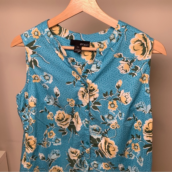 Erika Woman’s Blue Floral Sleeveless Button Top shirt size Medium Petite - Picture 3 of 8